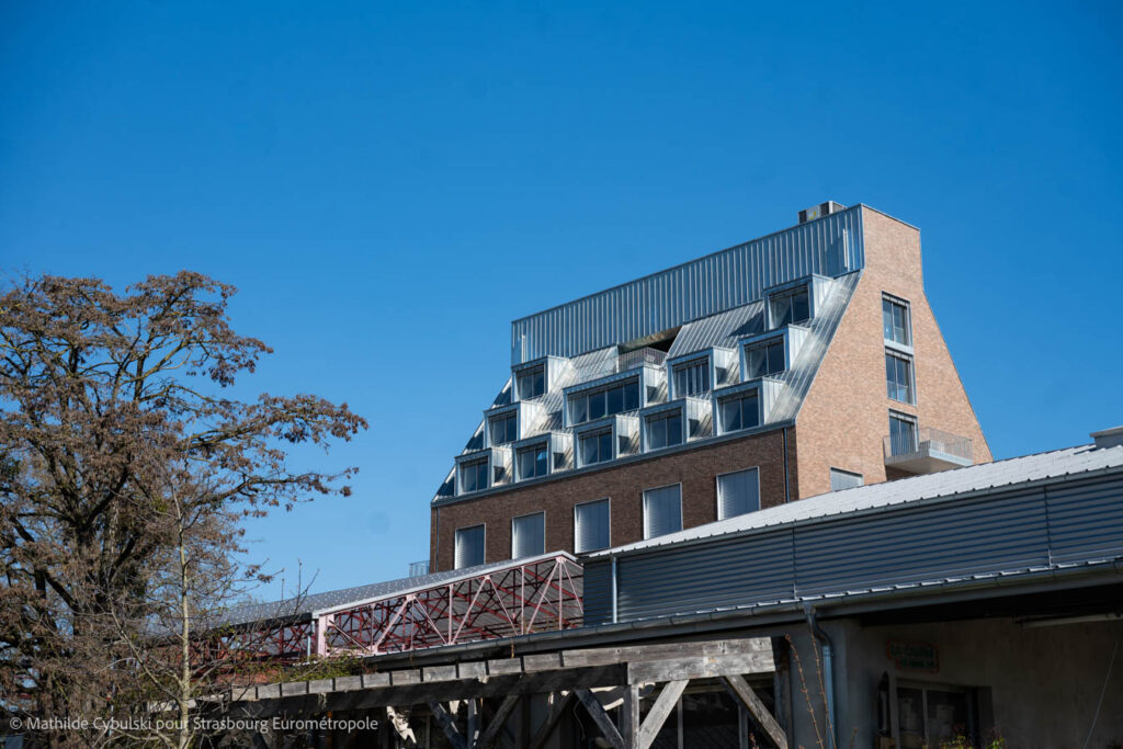 La toiture de la Maison 115 vue depuis la place de la Virgule. Crédits : Mathilde Cybulski pour Strasbourg Eurométropole
