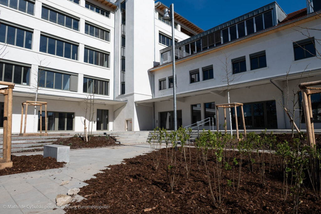 La place des ouvrières de la Coopé et la Sérigraphie en arrière-plan. Crédits : Mathilde Cybulski pour Strasbourg Eurométropole