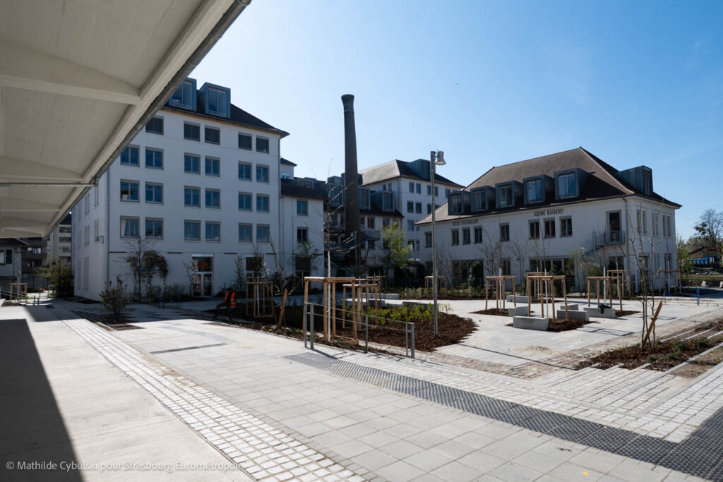 La place des Ouvrières de la Coopé vue depuis le parvis de la Sérigraphie. Crédits : Mathilde Cybulski pour Strasbourg Eurométropole