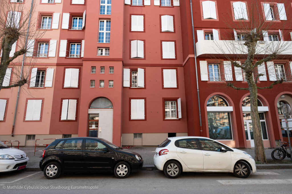 Les façades de la Cité Loucheur se révèlent. Crédits : Mathilde Cybulski pour Strasbourg Eurométropole