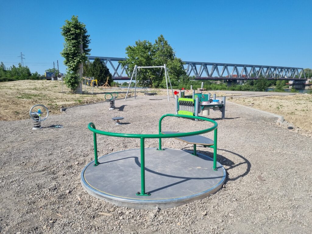 Les jeux en cours d'installation fin mai 2026. Crédits : SPL Deux-Rives