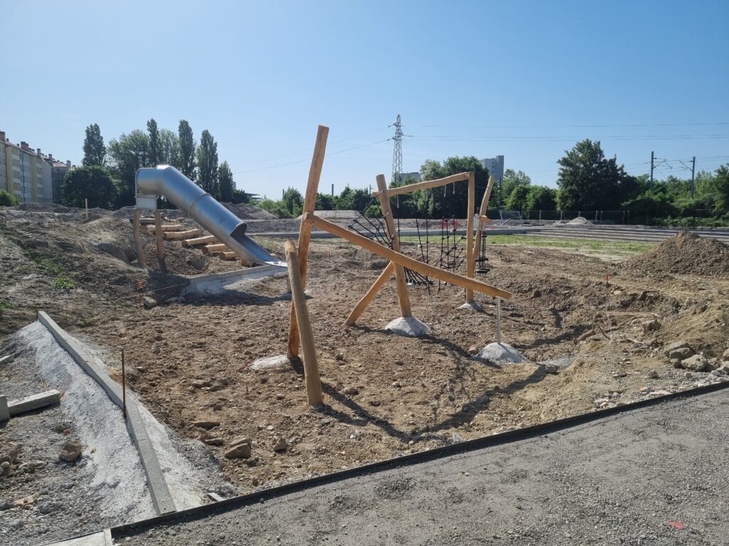 Les jeux en cours d'installation fin mai 2026. Crédits : SPL Deux-Rives