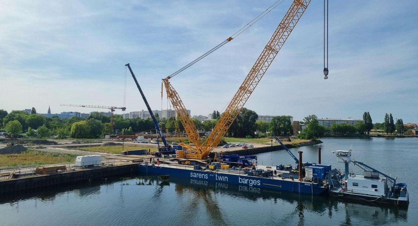 Vue de la grue sur barge pour la pose de la passerelle dans le bassin vauban (une barge de 60m de long)