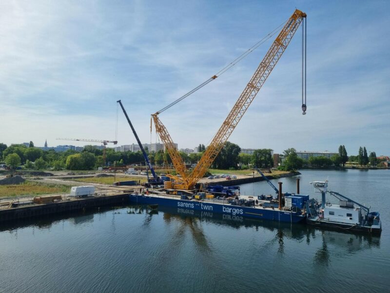Vue de la grue sur barge pour la pose de la passerelle dans le bassin vauban (une barge de 60m de long)