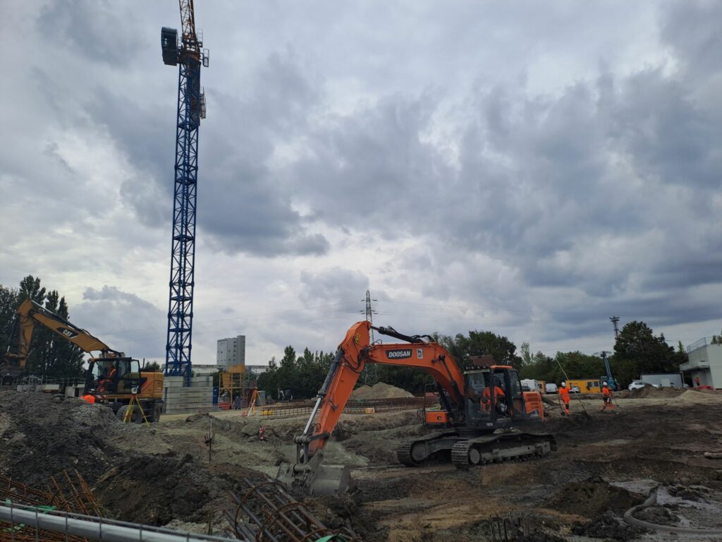 Deux pelleteuses et une grue sur un chantier