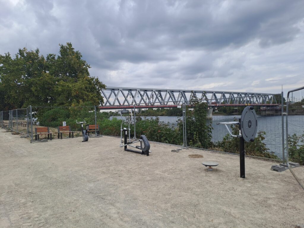 Les agrès sportifs du Parc de la Cour des Douanes le long du Rhin