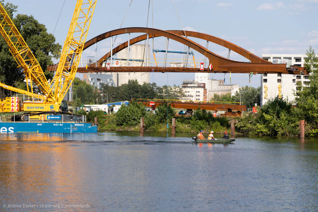Pose de la passerelle Rosa Luxemburg. Crédits : Jérôme Dorkel pour Strasbourg Eurométropole