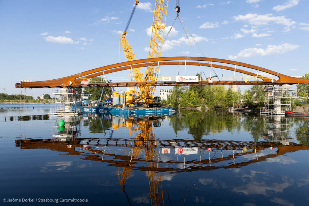 Pose de la passerelle Rosa Luxemburg. Crédits : Jérôme Dorkel pour Strasbourg Eurométropole