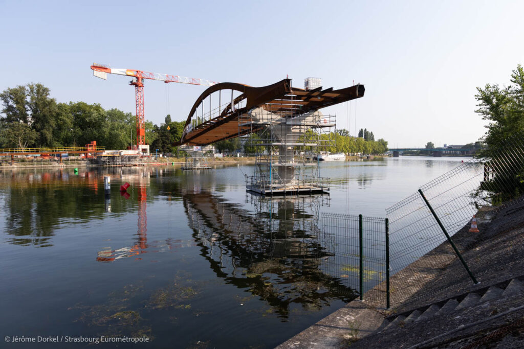 La passerelle Rosa Luxemburg posée sur ses piliers. Crédits : Jérôme Dorkel pour Strasbourg Eurométropole