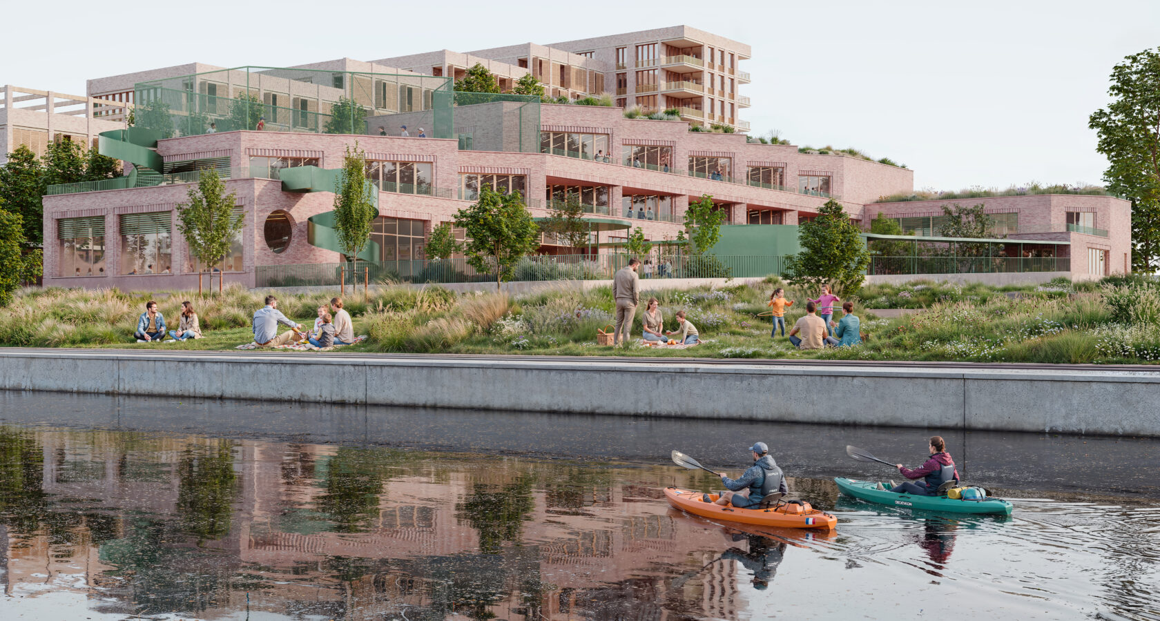 On voit un bâtiment de 2 étages en briques avec des façades ouvragées au bord de l'eau. Des personnes en kayak navigue sur le bassin au premier plan